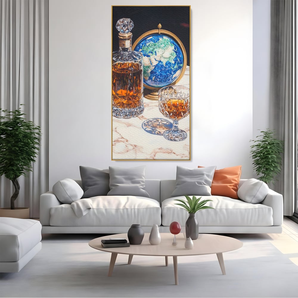 Tablou canvas cu tablou canvas cu sticla de whisky si glob pamantesc, in rama de aluminiu auriu, pe perete intr-un living